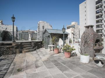 Casa · 381m² · 8 Ambientes · 2 Cocheras · Una Joya Arquitectónica, Donde La Elegancia Se Combina con El Confort en un Petit Ho