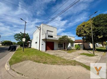 Casa · 156m² · 6 Ambientes · 1 Cochera · Casa en Venta - 3 Dorm. 2 Baños - 209 m² - Chivilcoy