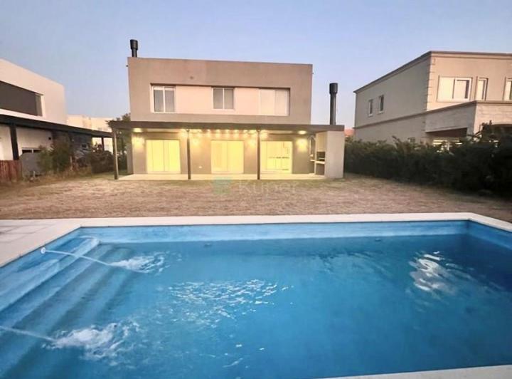 Casa · 195m² · 4 Ambientes · 1 Cochera