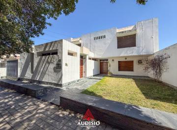 Casa · 367m² · 11 Ambientes · 1 Cochera · Casa en Venta - B° Alberdi