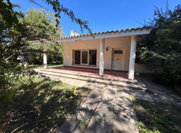 Casa · 240m² · 5 Ambientes · 3 Cocheras · Casa en Venta 4 Dorm. Lote 1200 m² Mendiolaza