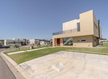 Casa · 230m² · 4 Ambientes · 2 Cocheras · Casa en Venta de 4 Ambientes en Barrio San Felipe