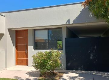 Casa · 150m² · 4 Ambientes · 2 Cocheras · Casa en Barrio Rincón de Drummond, Lujan de Cuyo