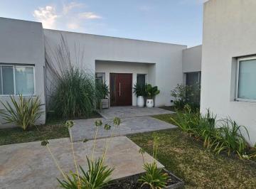 Casa · 180m² · 4 Ambientes · 3 Cocheras · Casa en San Rafael