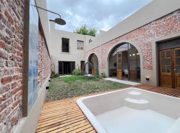 Casa · 203m² · 7 Ambientes · 1 Cochera · Casa 4 Dorm. y Cochera en Lourdes