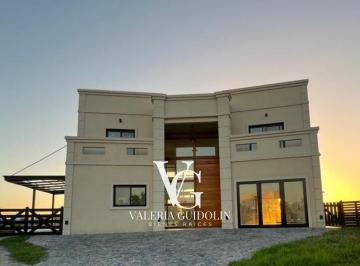 Casa · 245m² · 5 Ambientes · 5 Cocheras · Casa con Salida Al Golf en El Canton - Golf