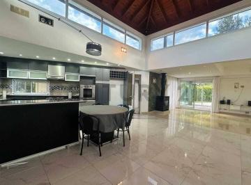 Casa · 232m² · 5 Ambientes · 1 Cochera · Casa en Venta 5 Ambientes en Malibú, Canning