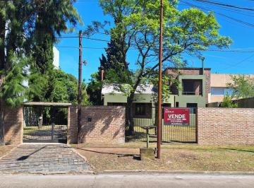 Casa · 110m² · 3 Ambientes · 4 Cocheras · Casa con Gran Terreno en Excelente Zona