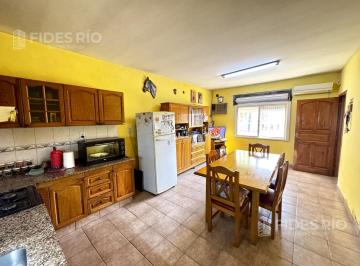 Casa · 200m² · 6 Ambientes · 2 Cocheras · Venta Casa 4 Dorm. con Terraza y Cochera