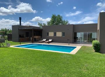 Casa · 160m² · 4 Ambientes · 2 Cocheras · Casa en Una Planta en Venta en El Canton Golf