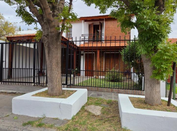Casa · 281m² · 3 Dormitorios · 1 Cochera