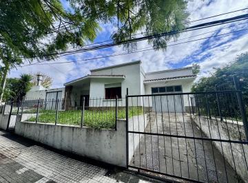 Casa · 320m² · 4 Ambientes · 2 Cocheras · Casa en Venta de 2 Dorm., Patio y Cochera en Colonia del Sacramento