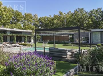 Casa · 681m² · 8 Ambientes · 4 Cocheras · Unica Casa en Venta en Cenaturos Club de Campo