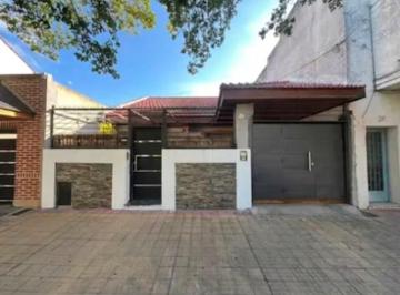 Casa · 125m² · 2 Ambientes · 1 Cochera · Casa Chalet en Venta en La Loma (La Plata), La Plata, G. B. a. Zona Sur