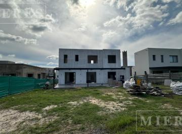 Casa · 182m² · 4 Ambientes · 2 Cocheras · Casa en Venta a Estrenar en Santa Ana - Villanueva