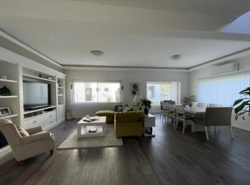 Casa · 352m² · 5 Ambientes · Impresionante Casa en Venta y Alquiler en St Thomas Oeste