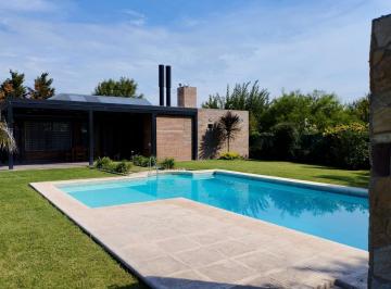 Casa · 105m² · 3 Ambientes · 4 Cocheras · Imperdible Casa en Hostal del Sol