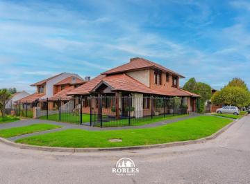 Casa · 199m² · 4 Ambientes · 1 Cochera · Chalet en Esquina del Barrio Colinas de Peralta Ramos