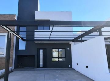 Casa · 118m² · 4 Ambientes · 5 Cocheras · Docta Boulevard Oportunidad 3 Dorm. en Venta