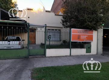 Casa · 235m² · 5 Ambientes · 1 Cochera · Venta de Casa - 5 Ambientes - con Fondo Parquizado - Lanús Oeste
