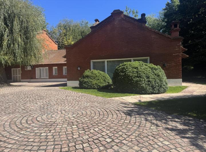Casa · 580m² · 6 Ambientes · 1 Cochera