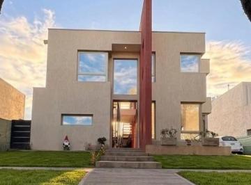 Casa · 196m² · 4 Ambientes · 2 Cocheras · Casa en Barrio Terruños de Araoz III - 3 Dorm. y un Increíble Jardín