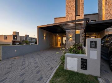 Casa · 106m² · 4 Ambientes · 1 Cochera · Docta Boulevard: Dúplex (132 M&sup2;) Moderno con Radiadores, Dvh y Detalles de Alta Gama