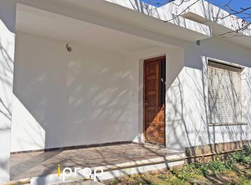 Casa · 350m² · 5 Ambientes · 1 Cochera · Oportunidad! Casa Céntrica, 3 Habitaciones, con Gas Natural! Entorno Tranquilo y Agradable!