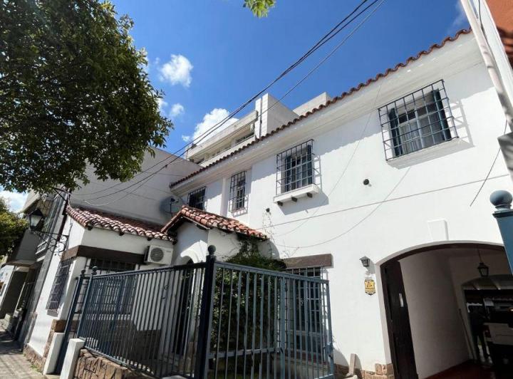 Casa · 372m² · 8 Ambientes · 2 Cocheras
