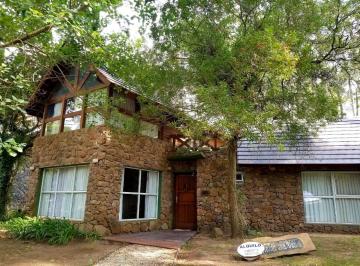 Casa de 4 ambientes, Cariló · Casa en Carilo Cerca del Mar y Centro, con Jacuzzi Exterior y Gran Confort
