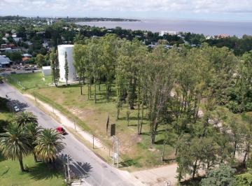 Terreno · 610m² · 1 Ambiente · Excelente Terreno en Barrio Residencial Próximo a La Rambla Costanera de Colonia