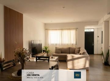 Casa · 400m² · 4 Ambientes · 1 Cochera · Casa en Venta en City Bell: 10 y 474. Tiene 2 Dorm. y Jardín.