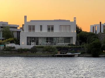 Casa · 350m² · 7 Ambientes · 1 Cochera · Muy Linda Casa en Virazon Alquiler.