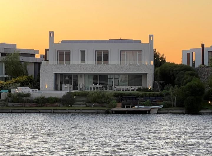 Casa · 350m² · 7 Ambientes · 1 Cochera