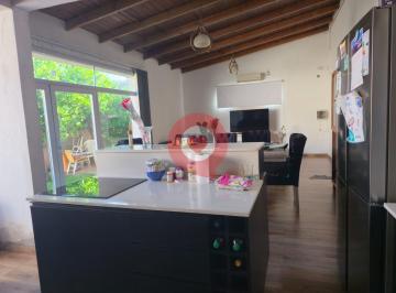 Casa · 155m² · 3 Ambientes · 1 Cochera · Casa en Confluencia