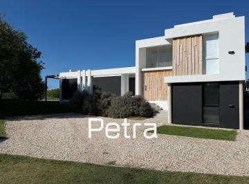 Casa · 220m² · 5 Ambientes · 1 Cochera · Casa en Venta en Costa Esmeralda - Barrio Residencial I - Fondo Libre
