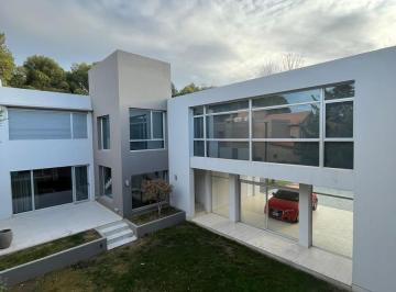 Casa · 590m² · 8 Ambientes · 2 Cocheras · Casa en Área Centro Este