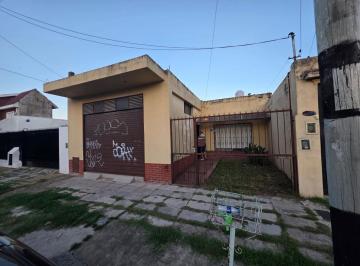 Casa · 90m² · 3 Ambientes · 1 Cochera · En Venta en Caseros Zona Villa Parque Casa en Lote Propio de 3 Ambientes F: 11018