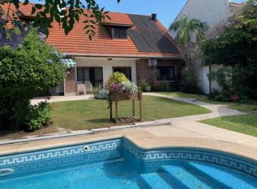 Casa · 370m² · 6 Ambientes · 1 Cochera · Impecable Chalet con Ubicación Estratégica