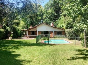 Casa · 142m² · 5 Ambientes · Casa en Una Planta con Lindisimo Jardin en El Barrio Los Nogales