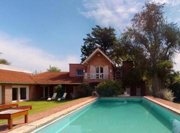 Casa · 350m² · 4 Ambientes · 1 Cochera · Venta de Casa de Categoria en Gonnet