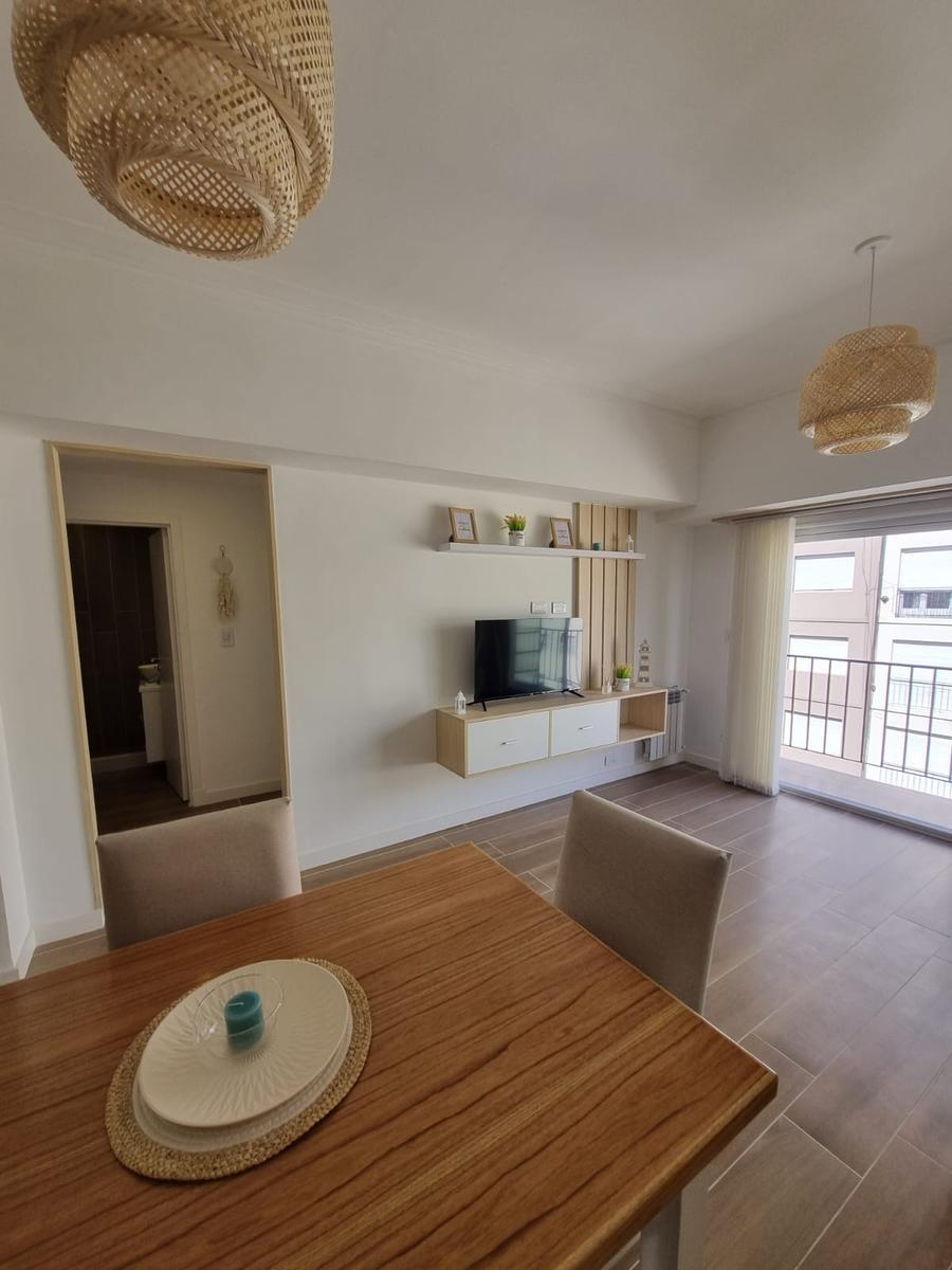 Departamento 3 ambientes a la calle con balcón – Totalmente amoblado