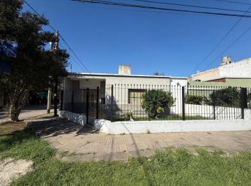 Casa · 140m² · 5 Ambientes · 1 Cochera · Venta – Casa 3 Dorm. Amplio Terreno y Potencial Ampliación - B° Zumarán