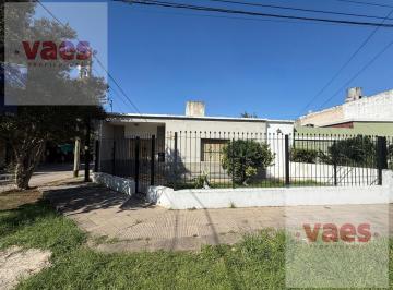Casa · 140m² · 5 Ambientes · 1 Cochera · Venta – Casa 3 Dorm. Amplio Terreno y Potencial Ampliación - B° Zumarán