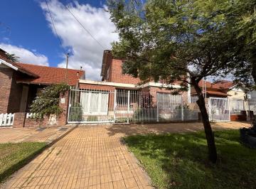 Casa · 180m² · 5 Ambientes · 3 Cocheras · Casa 3 Dorm. en Banfield Este