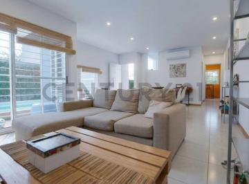 Casa · 110m² · 3 Ambientes · 2 Cocheras · Casa en Venta en Gonnet de 2 Dorm. y Pileta