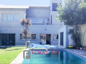 Casa · 230m² · 3 Dormitorios · 2 Cocheras · Venta Casa Pileta y Quincho