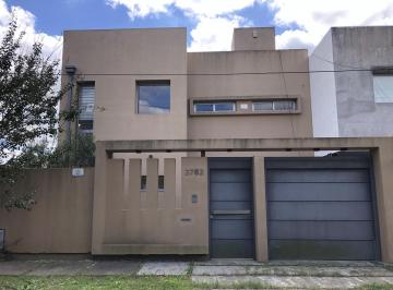 Casa · 157m² · 5 Ambientes · 2 Cocheras · Casa - Venta - Manuel B Gonnet - 3 Dorm.