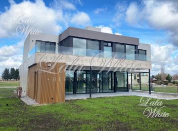 Casa · 402m² · 8 Ambientes · 3 Cocheras · Casa con 4 Dorm. en Venta - La Providencia Country Club, Canning, Ezeiza