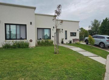 Casa · 153m² · 5 Ambientes · 3 Cocheras · Moderna Casa en Una Sola Planta en Pilar del Este
